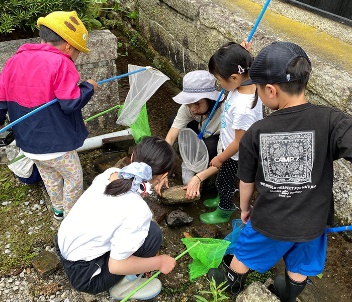 長浜市の自然をフィールドに子どもの預かりサービスを行い、親も子も自分の人生を楽しめる社会の実現をめざす。