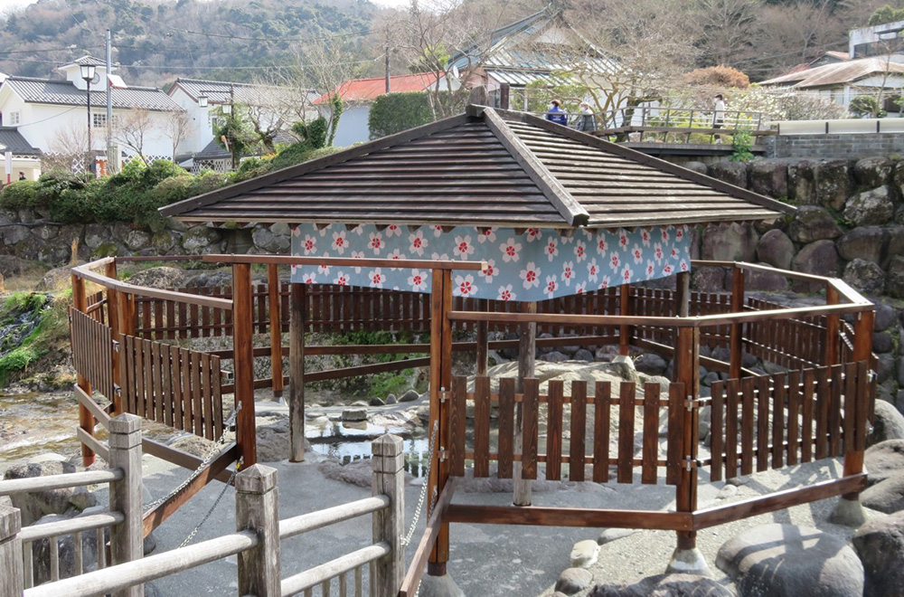 伊豆半島を盛り上げる未来を見据え、修善寺温泉のライトアップで観光客、住民も笑顔に。