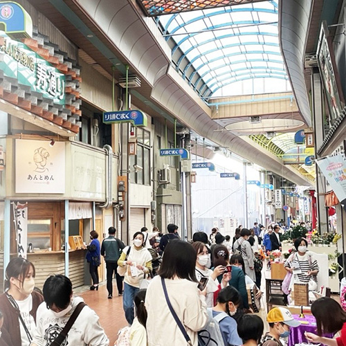 北九州市黒崎地区の熊手銀天街で多様なイベントを仕掛けながら、行ってみたくなる楽しいまちをめざす。