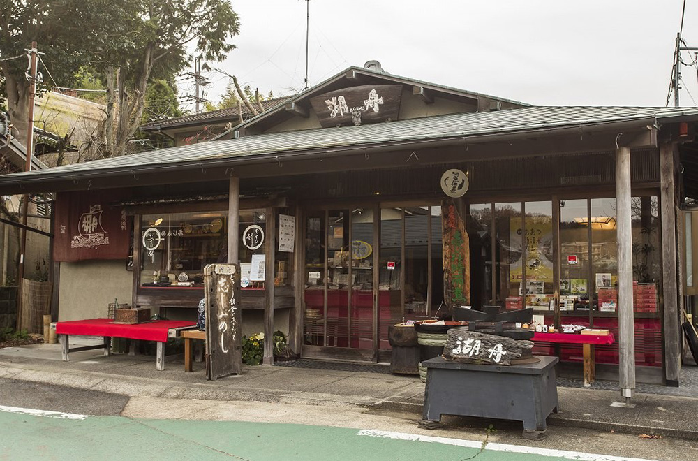 兄弟で店を継ぎ、生まれ育った大津市石山寺地域のために店と街のPRに力を注ぐ。