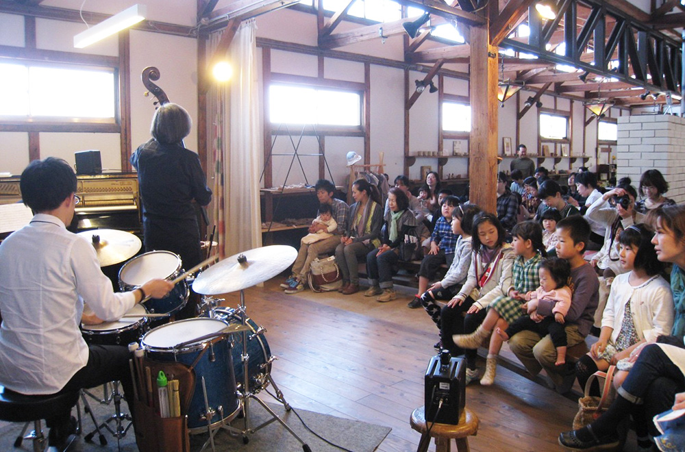 東近江市で「ファブリカ村」の運営を通して、滋賀のものづくりや豊かな暮らし、文化を発信。