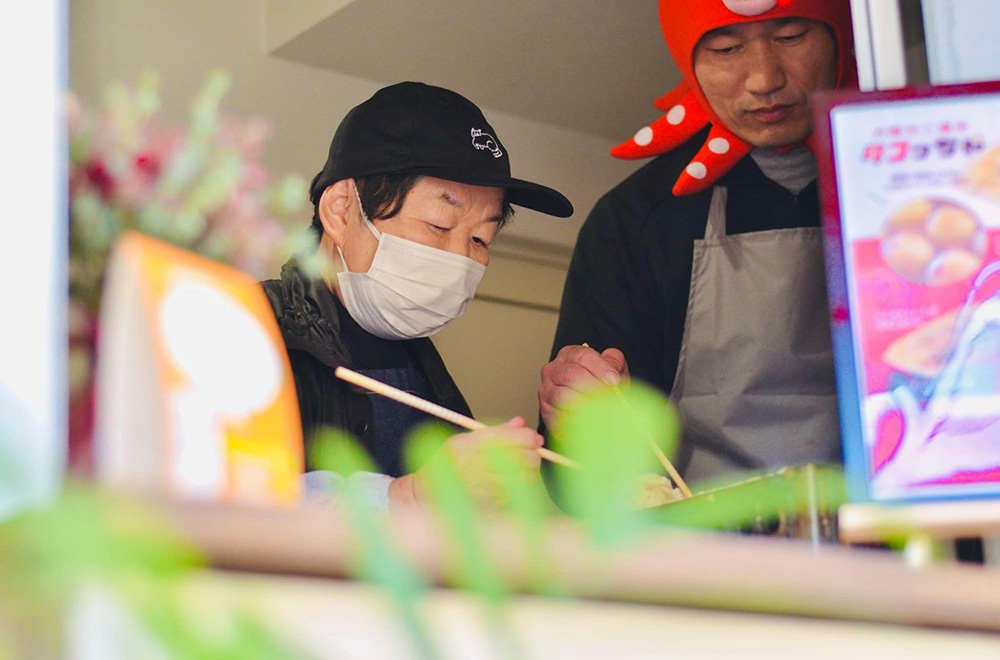 山口県岩国市で、コミュニティの拠点としてのたこ焼き屋を運営。