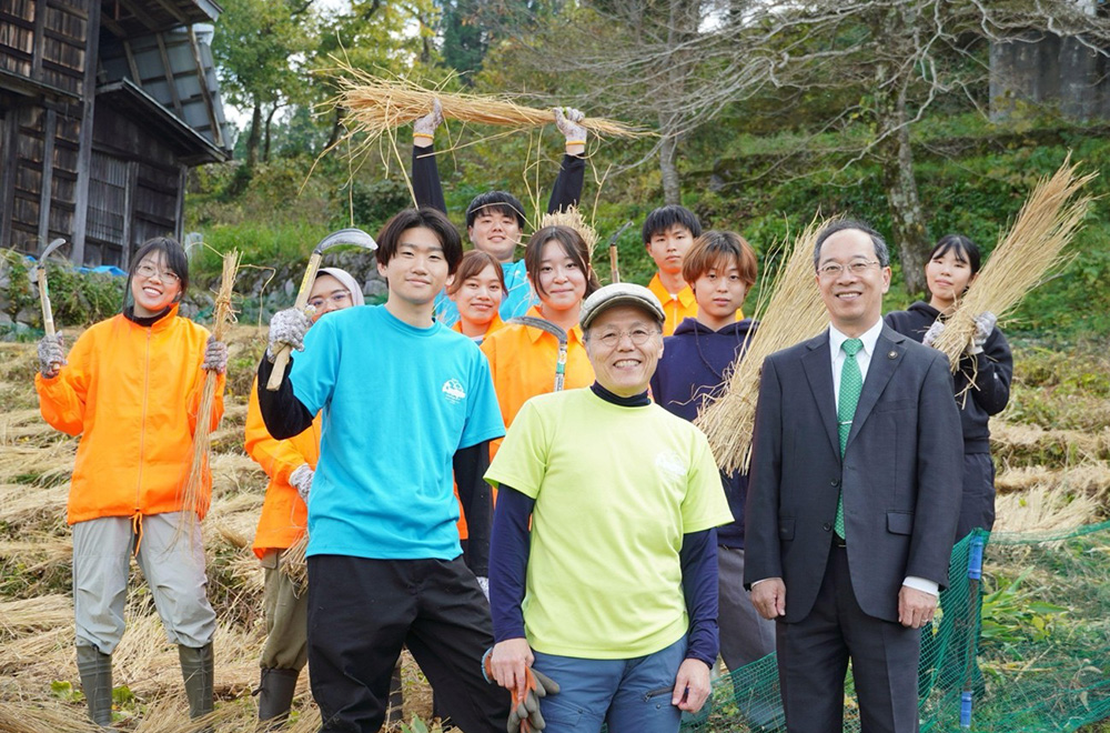 岐阜県飛騨市に創設する大学で長期実践型インターンシップを通して未来を共創できる若者を育成。