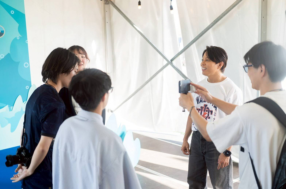 【前編】学生が成長できる“本気の現場”をつくりたい ～「イナズマロックフェス 2025」フォトブースを地元の美大生が制作～