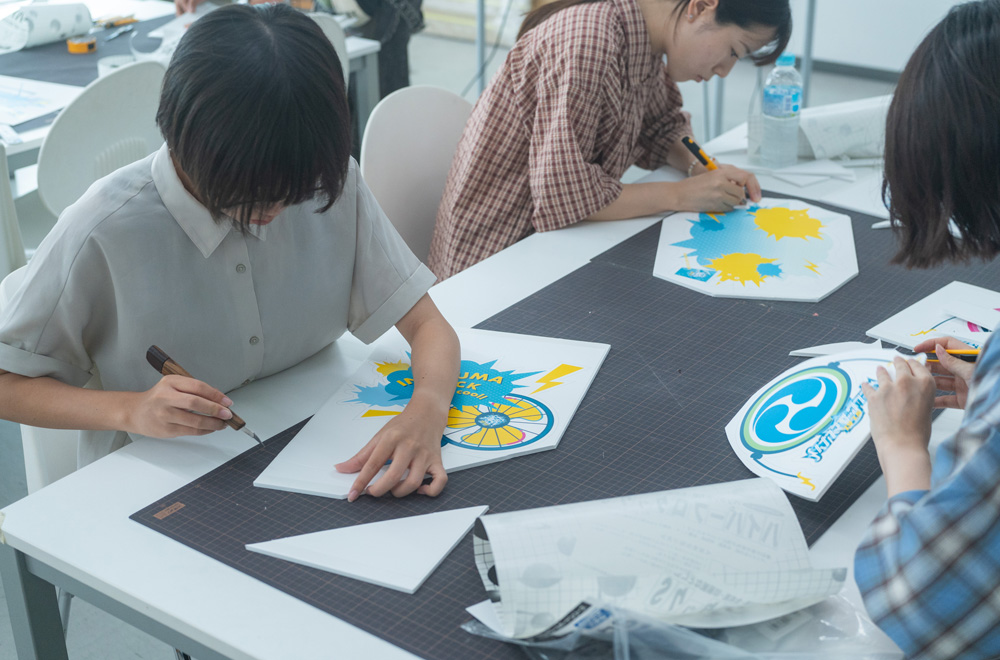 【前編】学生が成長できる“本気の現場”をつくりたい ～「イナズマロックフェス 2025」フォトブースを地元の美大生が制作～