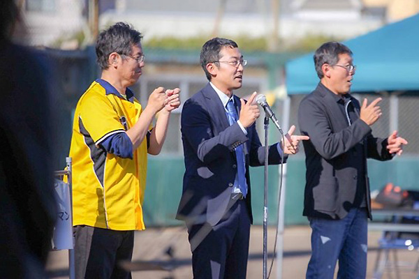 インタビューバトンvol.185 | 元漫才師の公務員が、街の「おもろい」の種に水をやり続ける。