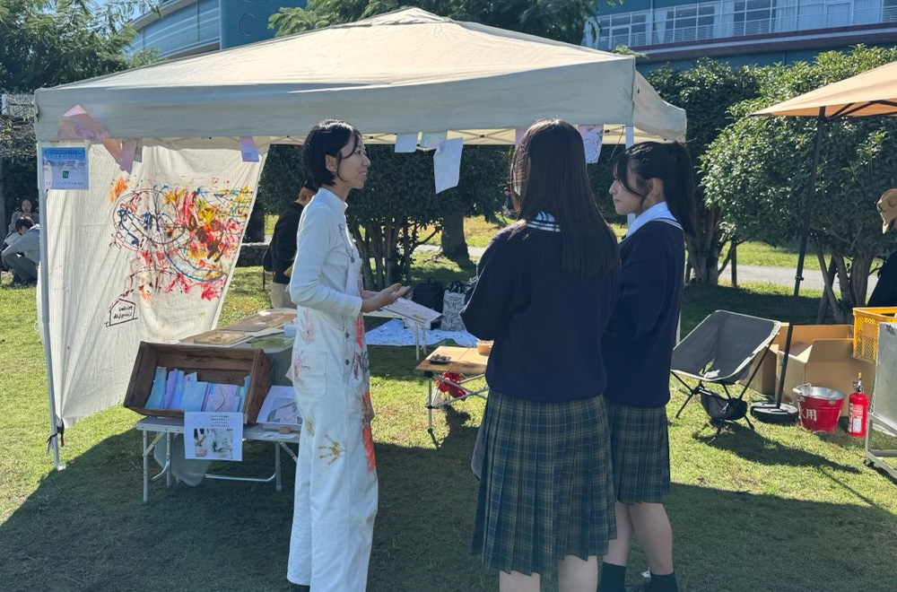 高校生が、イベント主催者・出展者にインタビュー。地元で活躍する大人たちの声を聞き、未来を切り拓くきっかけに。